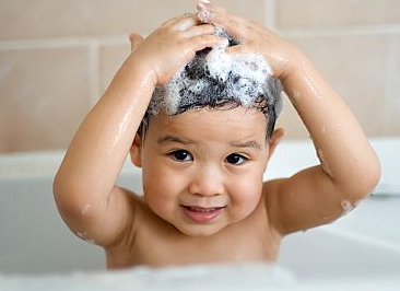 sodium lauryl sulfate in shampoos child washing hair